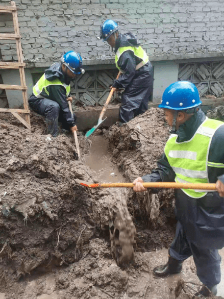 环境改造施工堆土堵住小区排水口 物业组织抢险队迅速清理 学院路街道