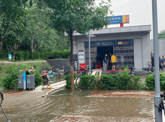 18日清晨,因地铁金安桥站外积水严重,6号线金安桥站雨水倒灌,并采取