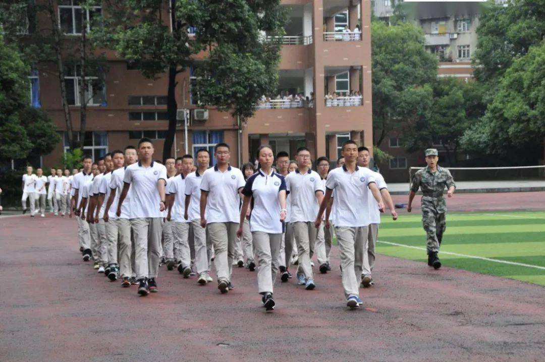 我们的青春在烈日和暴雨下昂扬成都八中高一军训总结