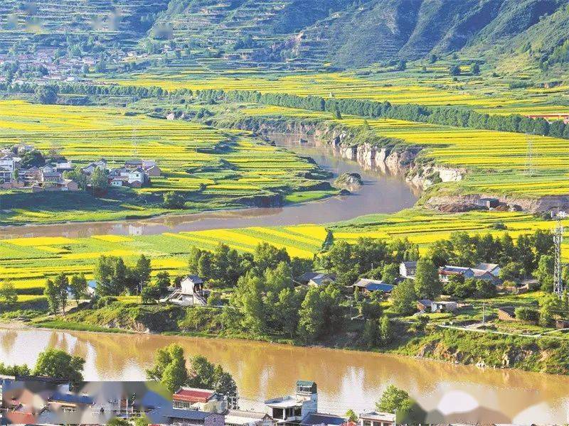 盛夏时期,甘肃省定西市合厥镎境内山清水秀,景色宜人,到处呈现出