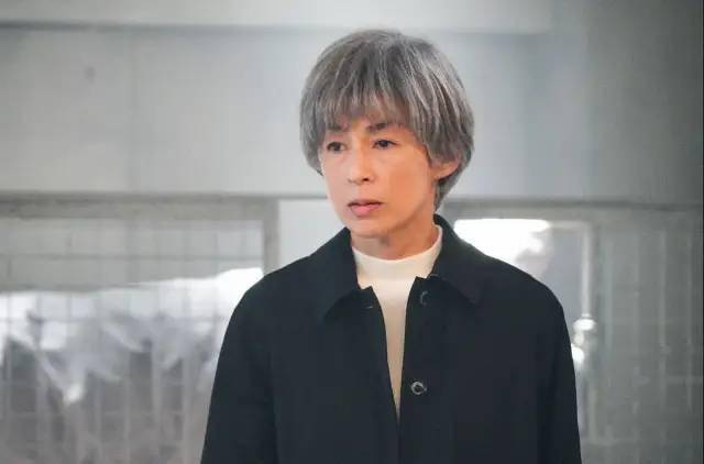 新闻还曝出,石桥贵明对妻子控制欲极强,要求她拍完戏必须回家,定时打