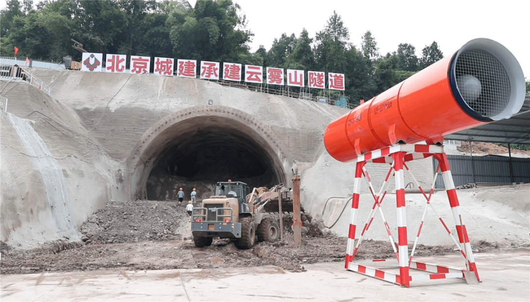 洞口开挖和边坡处理云雾山隧道作为璧铜线的控制性工程今年4月实现