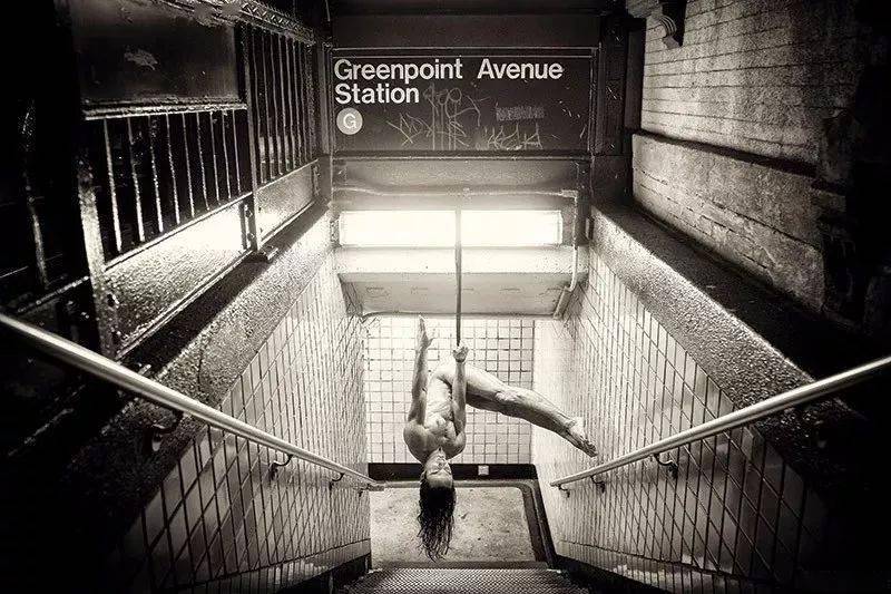 除了裸体摄影,从伦敦到巴黎,纽约,jordan走遍了许多不同的城市,拍摄了