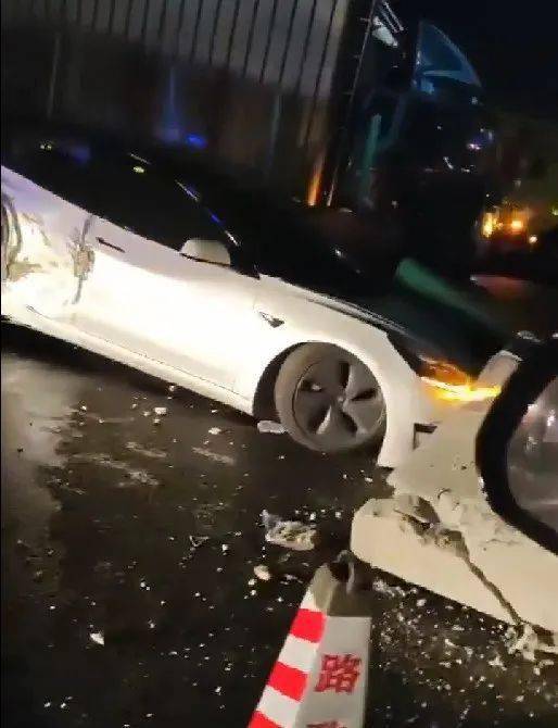 阳江高速凌晨突发车祸多辆车连续碰撞
