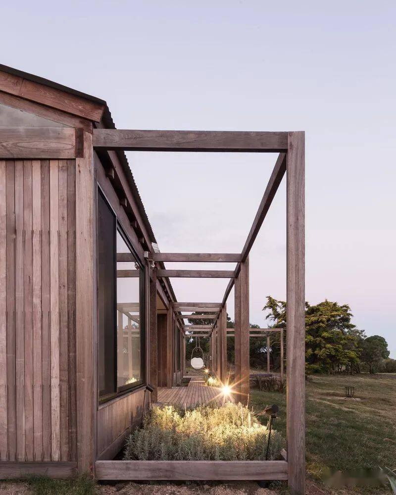 原野木屋与景观有机结合的框架木结构住宅