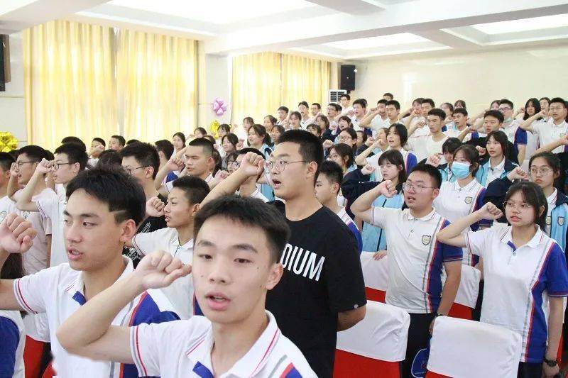 今天他们都拥有了一个共同的名字高三人奋斗青春梦想今日扬帆启航