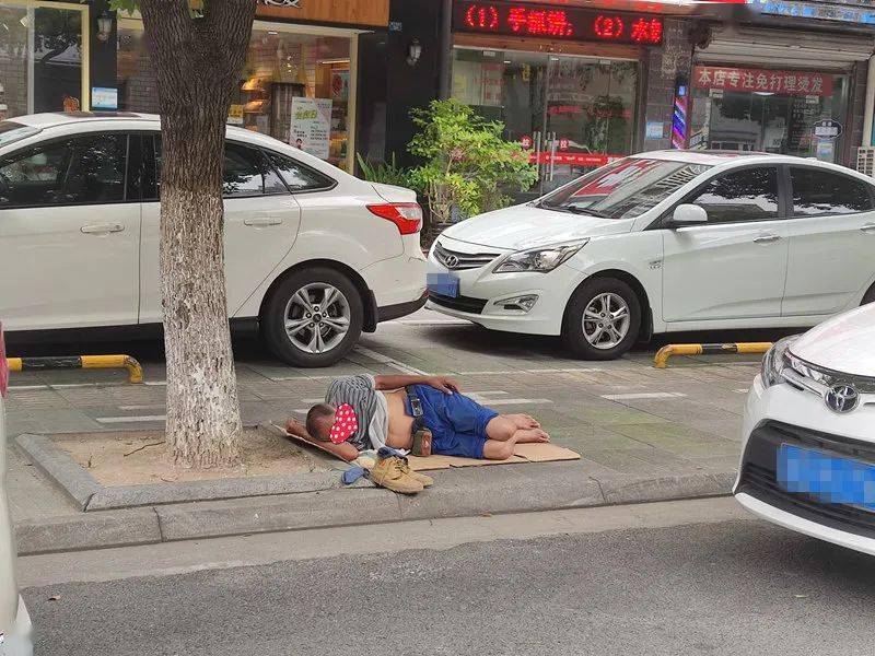 36℃!宜兴一男子躺在街头睡觉