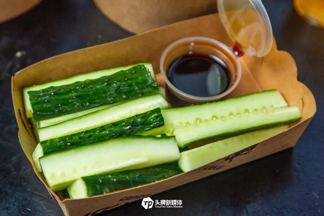 切好的黄瓜条淋上芥末味的酱汁,芥末味不是很重,搭配清爽的黄瓜,竟然