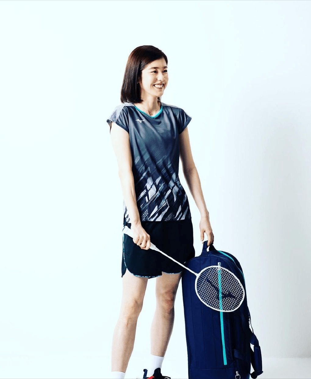 从照片可以看到,栗原文音穿着羽毛球运动装出镜,笑容甜美明艳动人,有