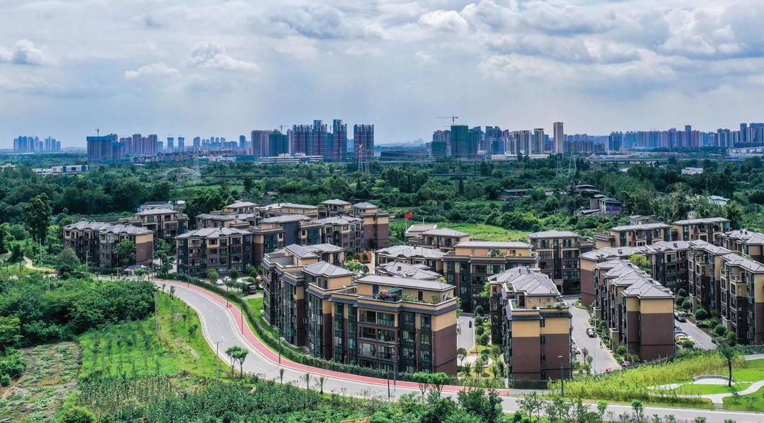 封面新闻记者刘秋凤曾经,天府新区万安街道韩婆岭村靠山吃山,看天吃饭