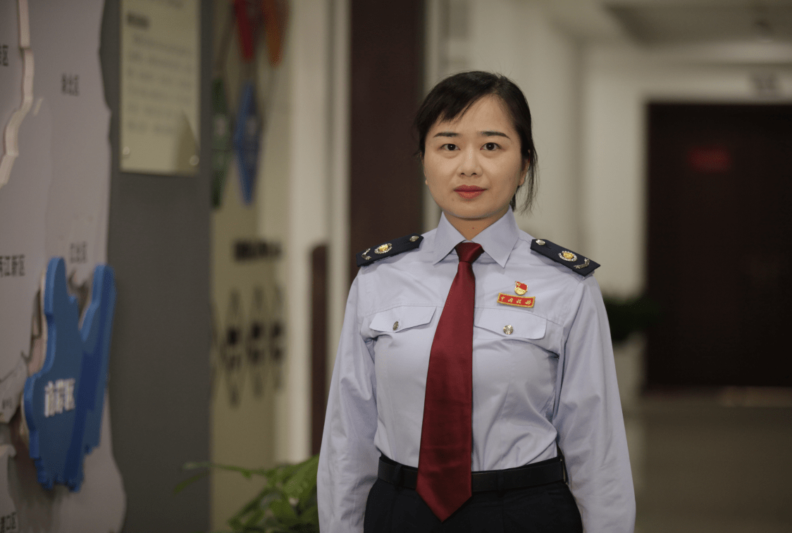 最美税务人刘川宇为民服务的大白话专家