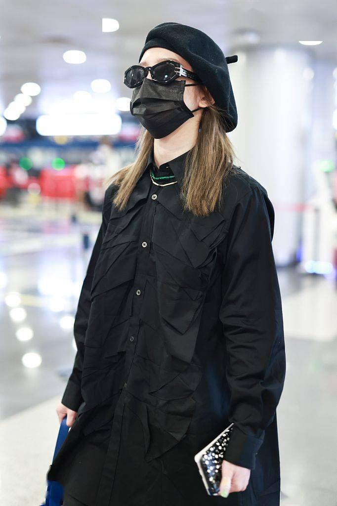 孟美岐all black造型日系暗黑风 酷黑贝雷帽时尚感拉满