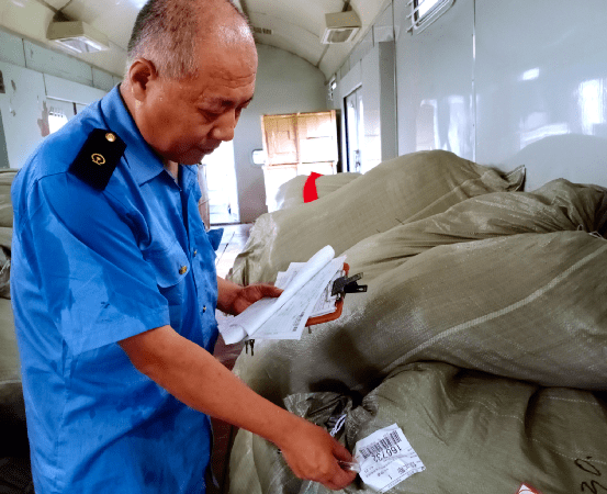 "慢火车"行李员留下了最美的身影在平凡的岗位上与高温"比拼较量"却有