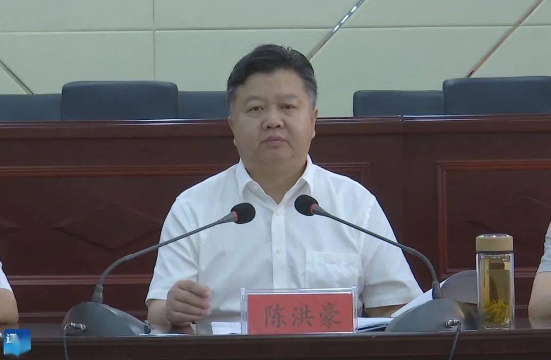 会上,副县长张晓丹宣读了《通山县关于加快推进新冠病毒疫苗接种工作