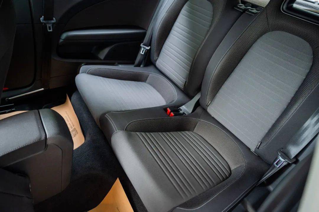 在大多数人看来,尚酷这么短小精悍的车身,即便有后排,想必也会很拥挤