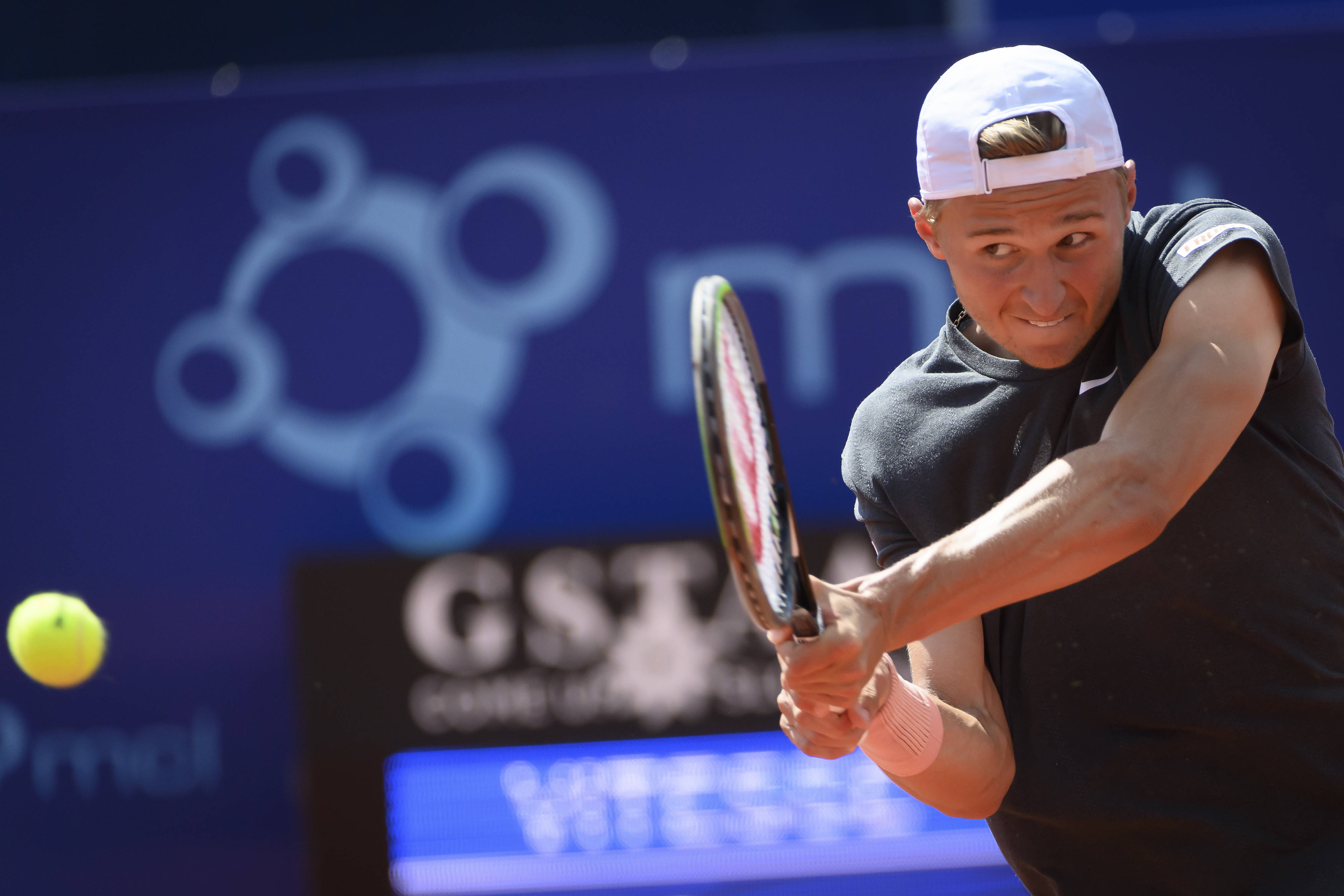 网球——瑞士公开赛:德尔波尼斯晋级