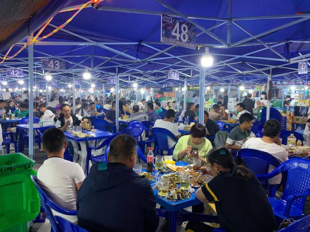 炎热夏季格尔木夜市嗨起来