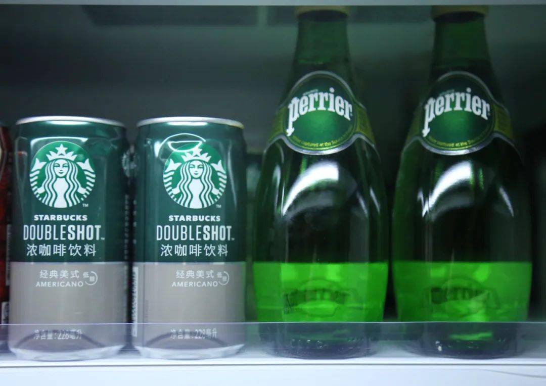 少了饮料,同样是自助哦~常见的可乐,波子汽水将二楼冰柜塞得满满当当