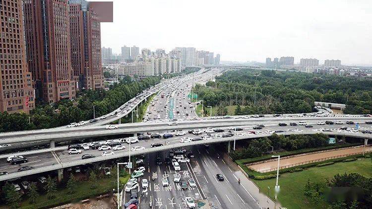 7月21日,黄河路立交桥和中州大道上停放着大量车辆,部分是泡水车辆.