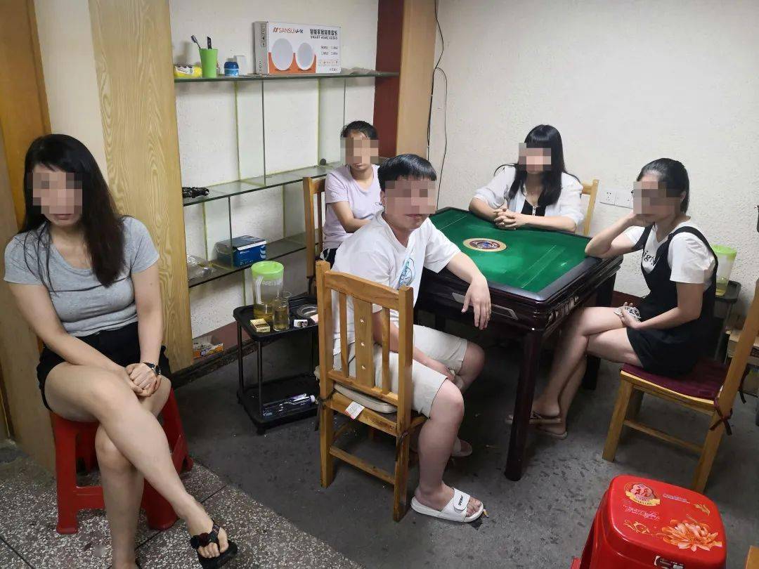 云浮扫黄警方当场查获多名卖淫嫖娼男女