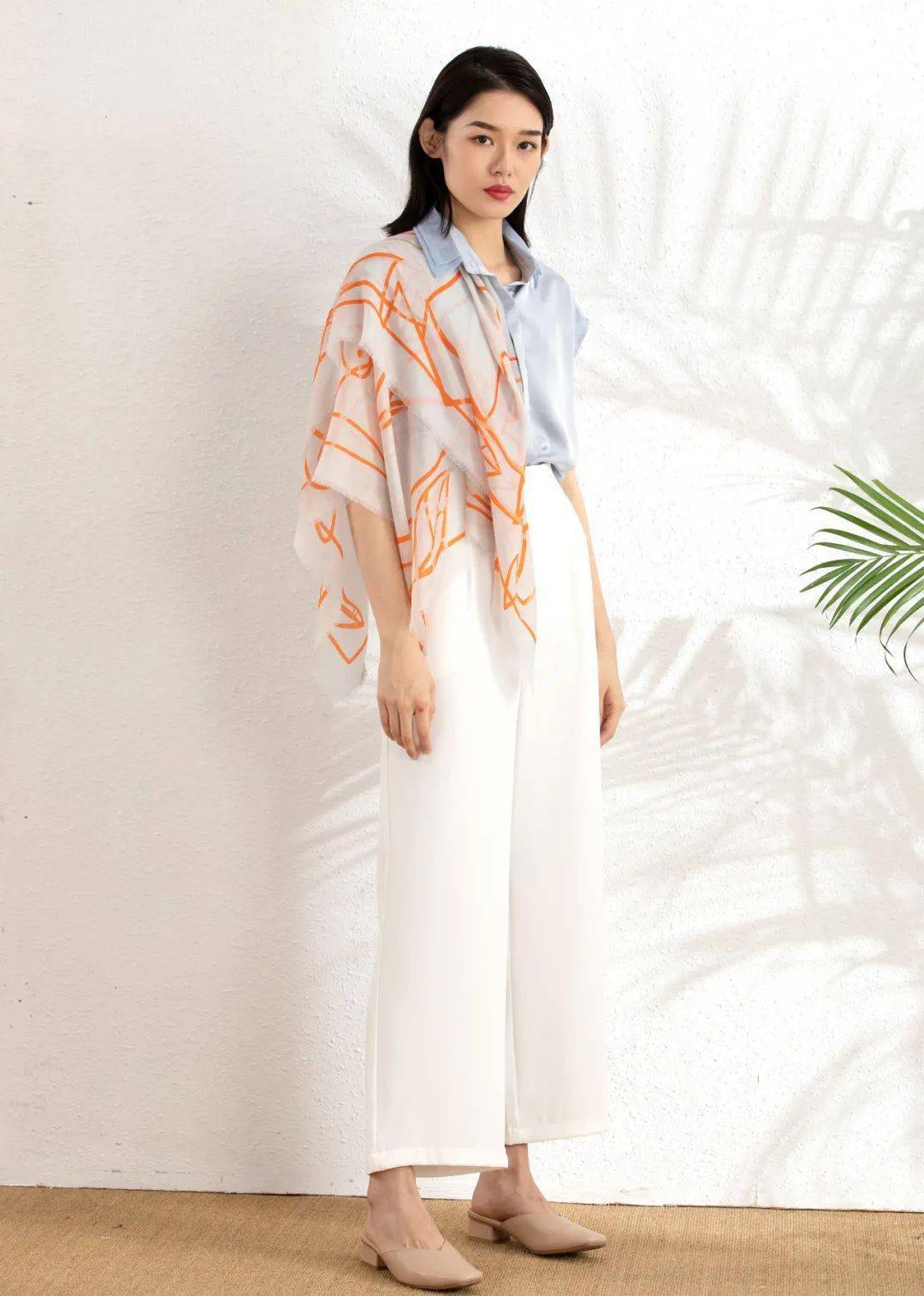 夏天|穿上瘦成纸片人的法式衬衫,优雅简约,舒适凉爽,限时送丝巾