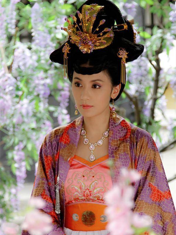 武崇训死后,安乐公主因以前曾与武延秀私通,便随即嫁给他.