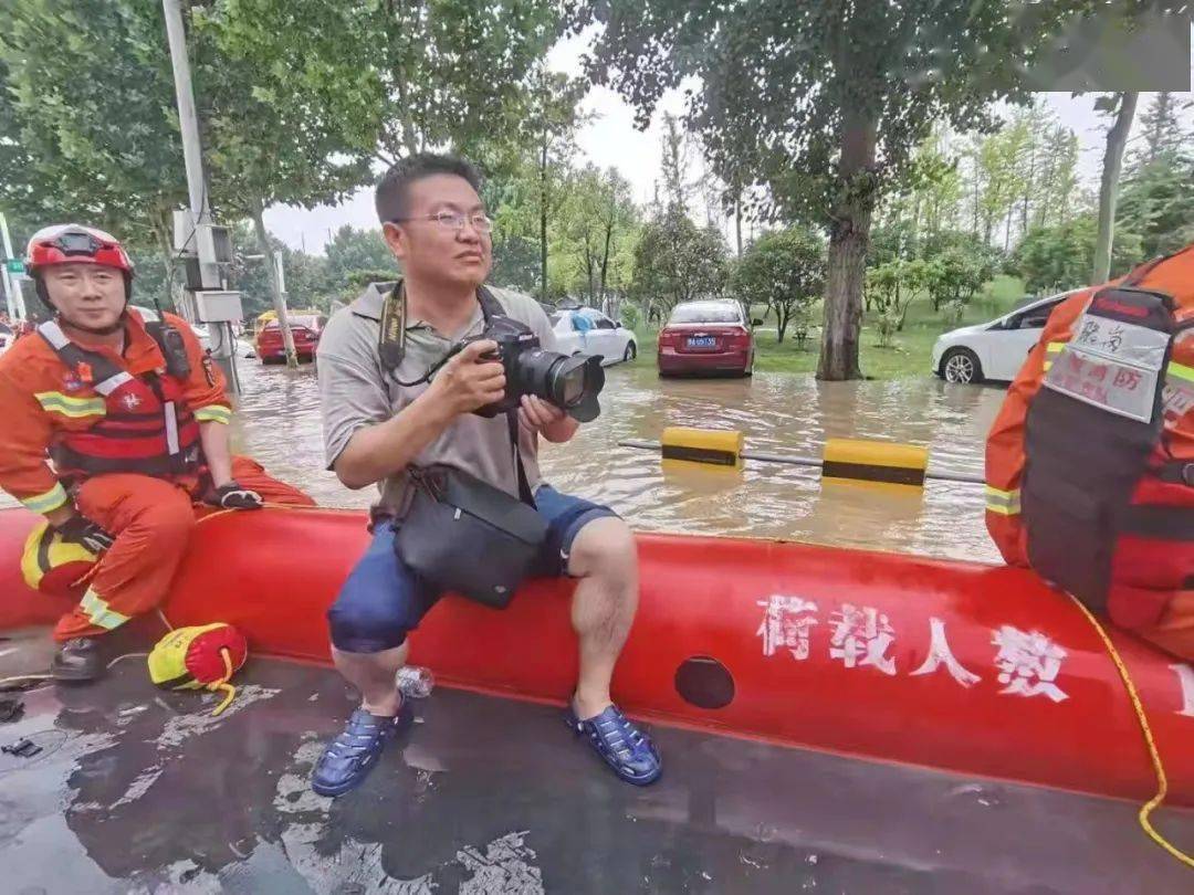 暴雨中，他们蹚积水、报汛情、拍救援......