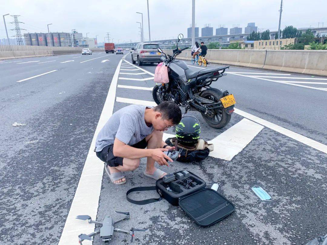 暴雨中，他们蹚积水、报汛情、拍救援......