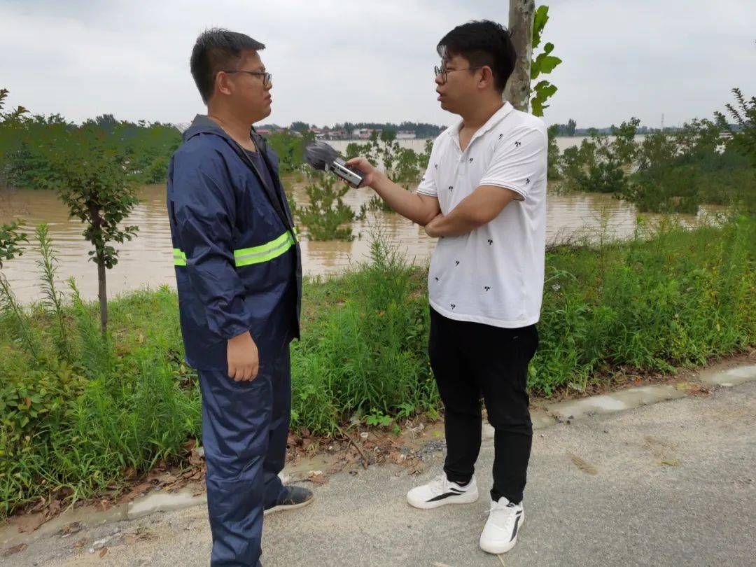 暴雨中，他们蹚积水、报汛情、拍救援......