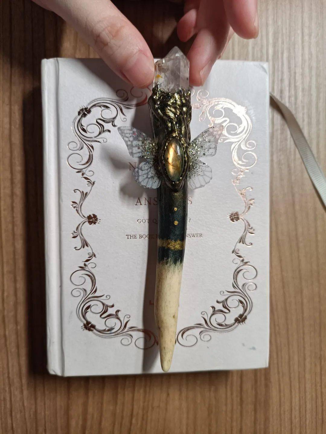 手工制鹿角水晶权杖孤品深色弯刀形配金色描边