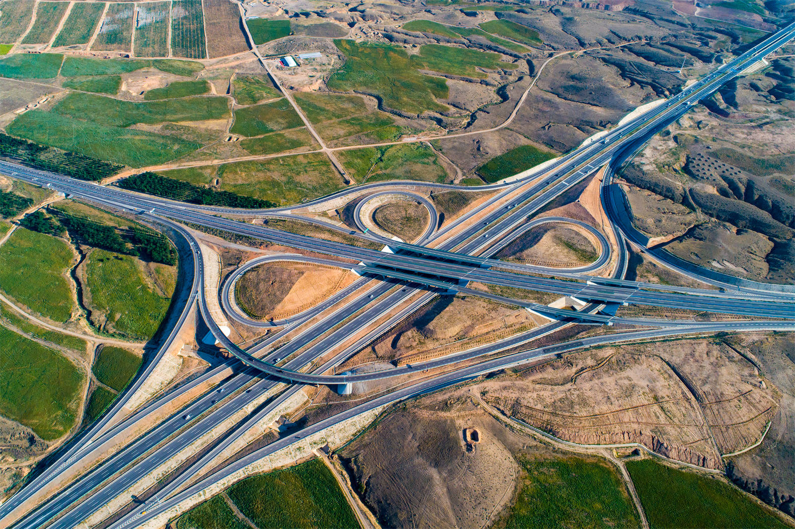 高清大图:宁夏最壮观的高速公路立交桥