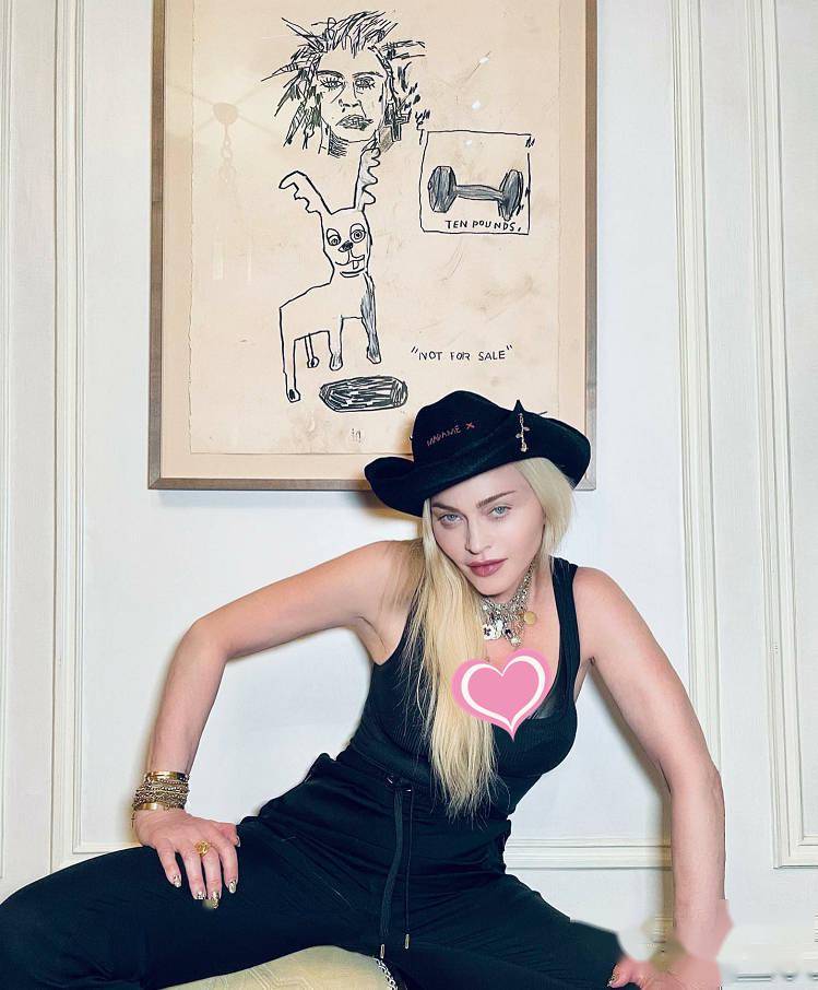 62岁麦当娜不服老,穿吊带装身材不输卡戴珊,手部皱纹却暴露年龄