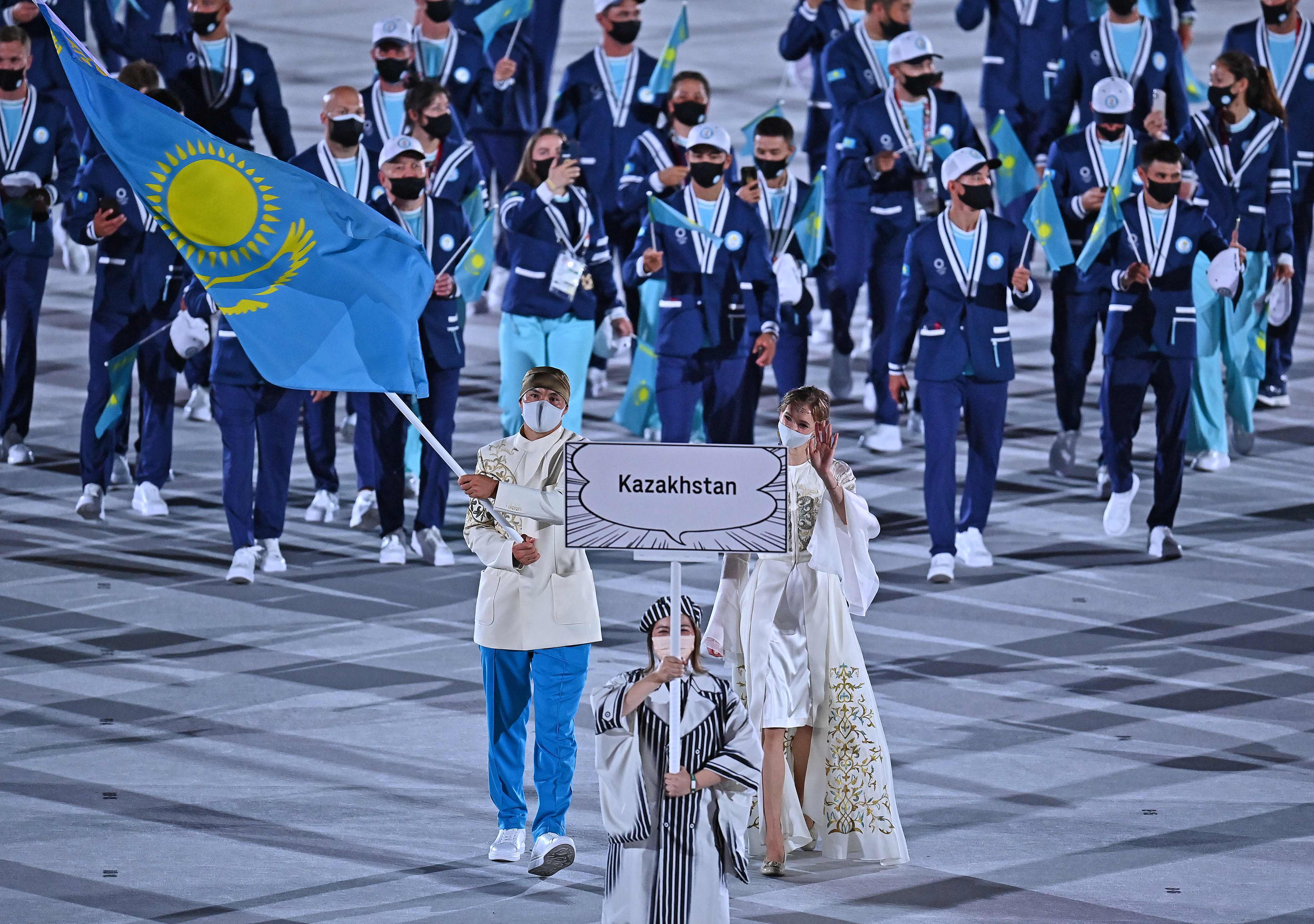 哈萨克斯坦奥运女旗手颜值折服网友：这装束太仙了