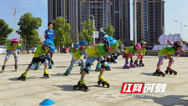 教练|衡山：轮滑少年上演“速度与激情”
