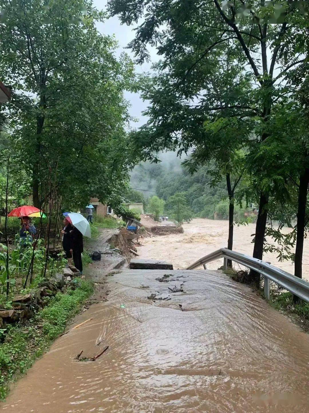渭南一地遭暴雨袭击,街道变河道,车被吹着走!引发山洪,河水暴涨.