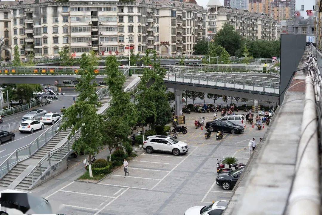 人行道成私家停车场安康这个小区业主困惑了
