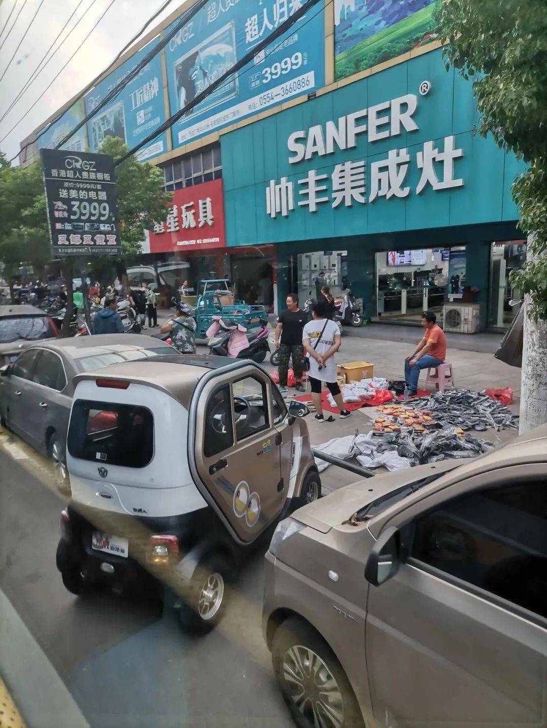 暴雨后的淮南香港街.