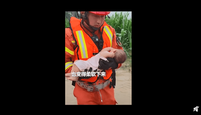 小心翼翼消防员抱被救婴儿有多温柔网友这是孩子抱着孩子吧