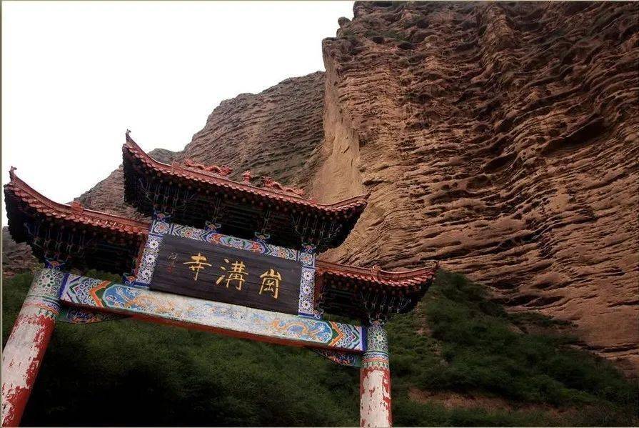 岗沟寺位于永靖黄河三峡太极湖西南岸,距县城约15公里.
