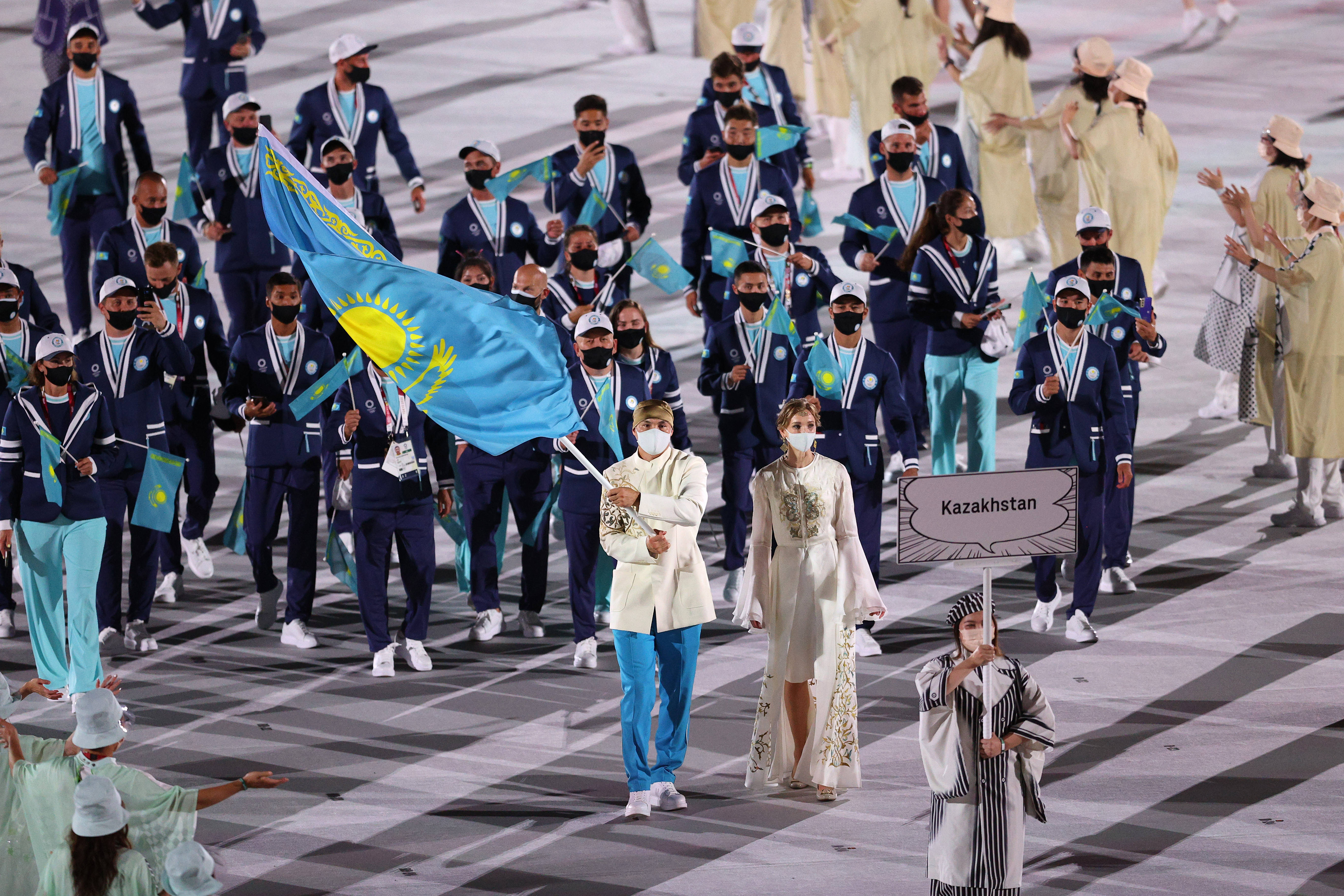 哈萨克斯坦奥运女旗手颜值折服网友：这装束太仙了