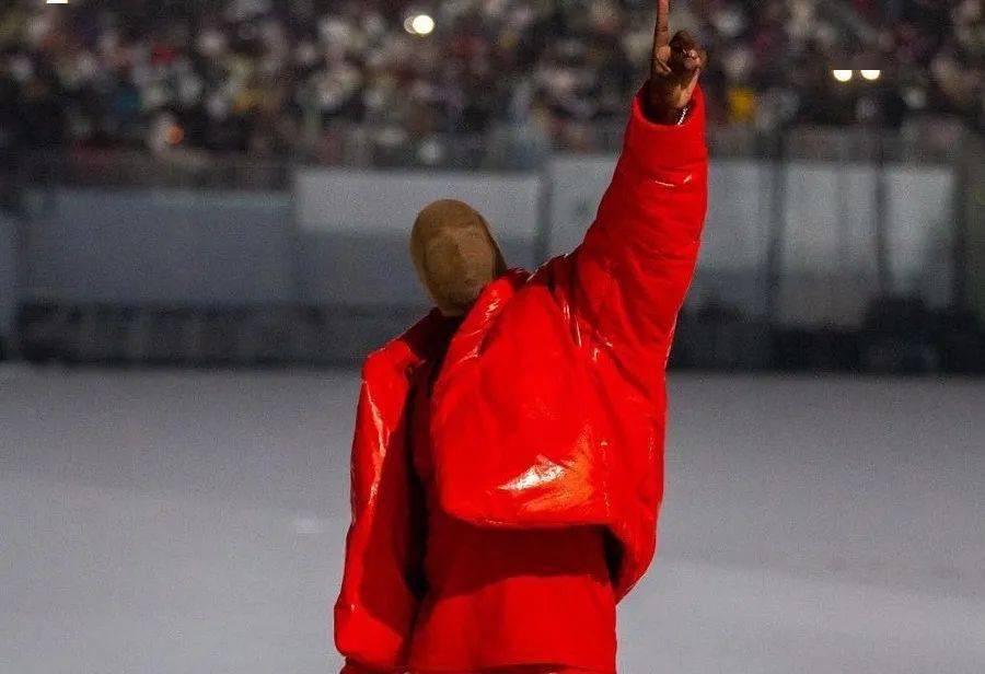 母亲|Kanye 丝袜套头模仿《阿基拉》！Yeezy 新鞋型完整曝光！