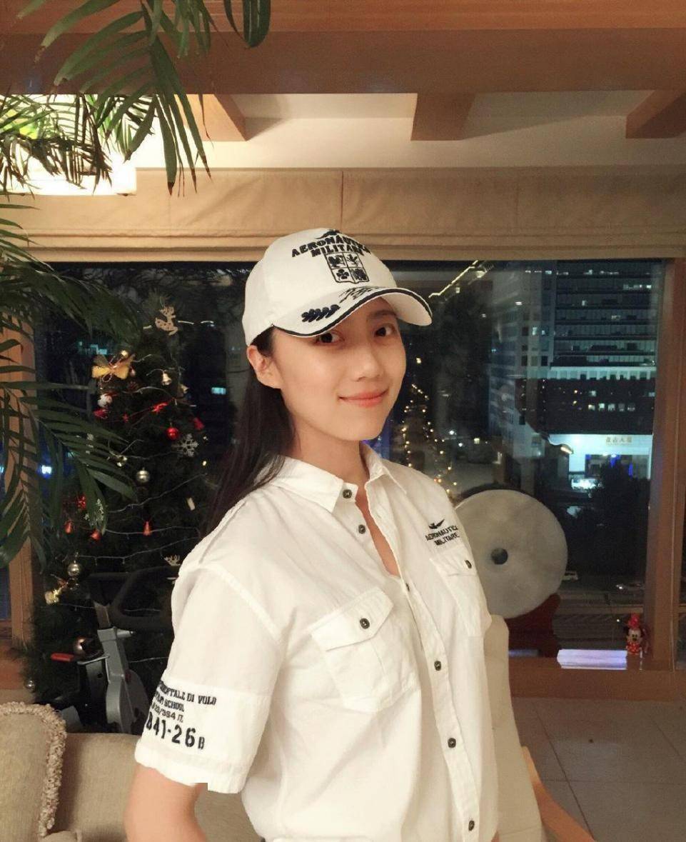 吴若甫老婆年轻貌美,穿白衬衫气质清纯,比老公小20 也很配_白色