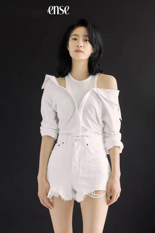 在这组海报中,可以清楚看到玉子妍的肩线,并且黑色的露肩雪纺衫搭配