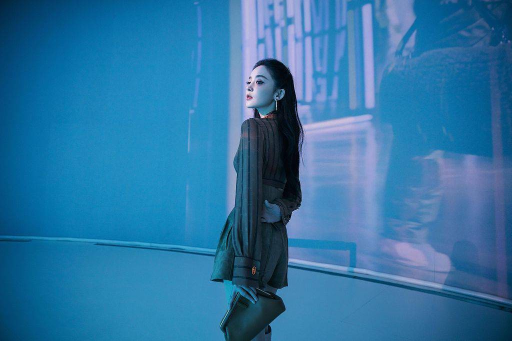 娜扎|娜扎枫糖色造型演绎夏日浪漫 优越颜值配精致编发明艳动人