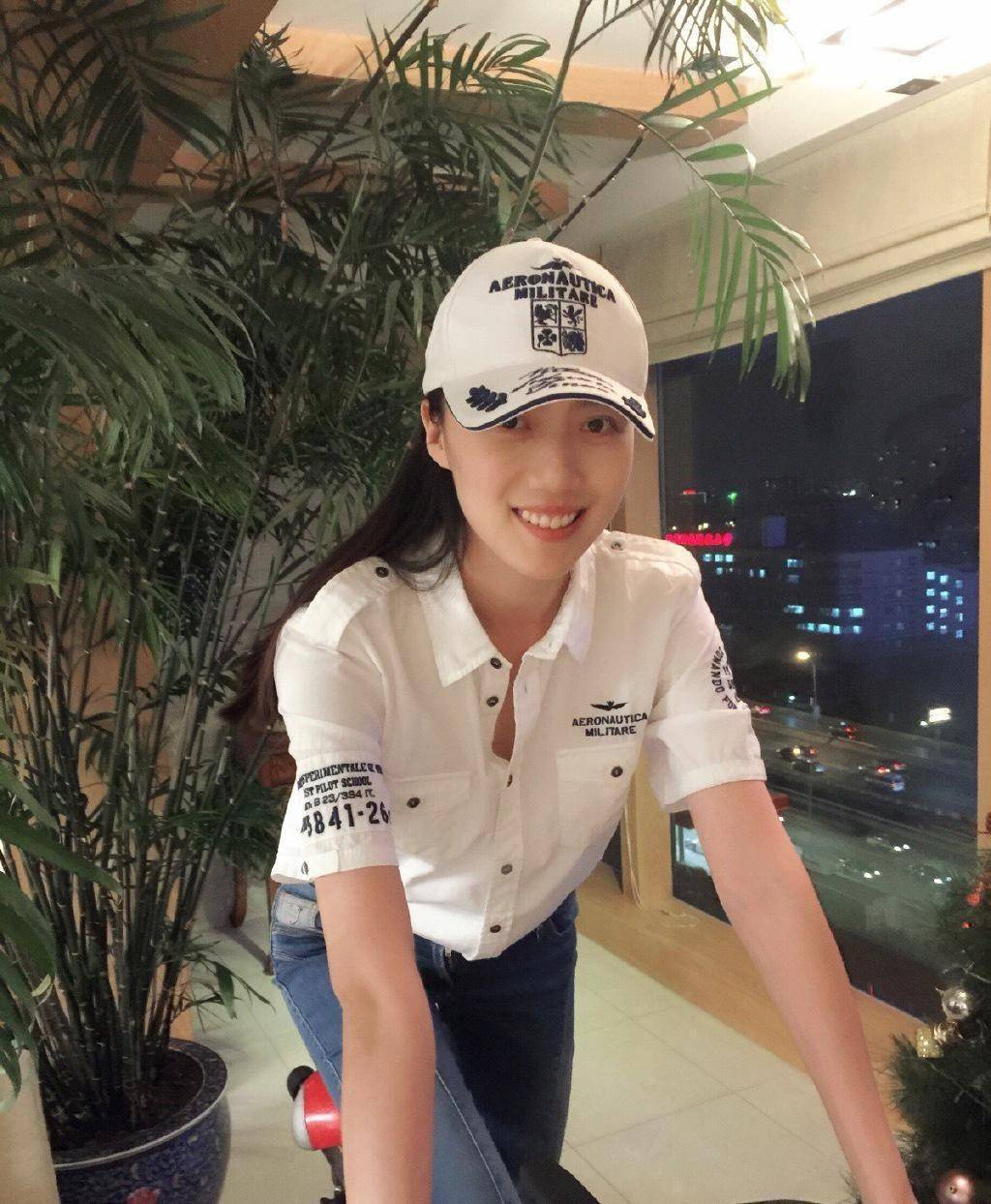 吴若甫老婆年轻貌美,穿白衬衫气质清纯,比老公小20 也很配