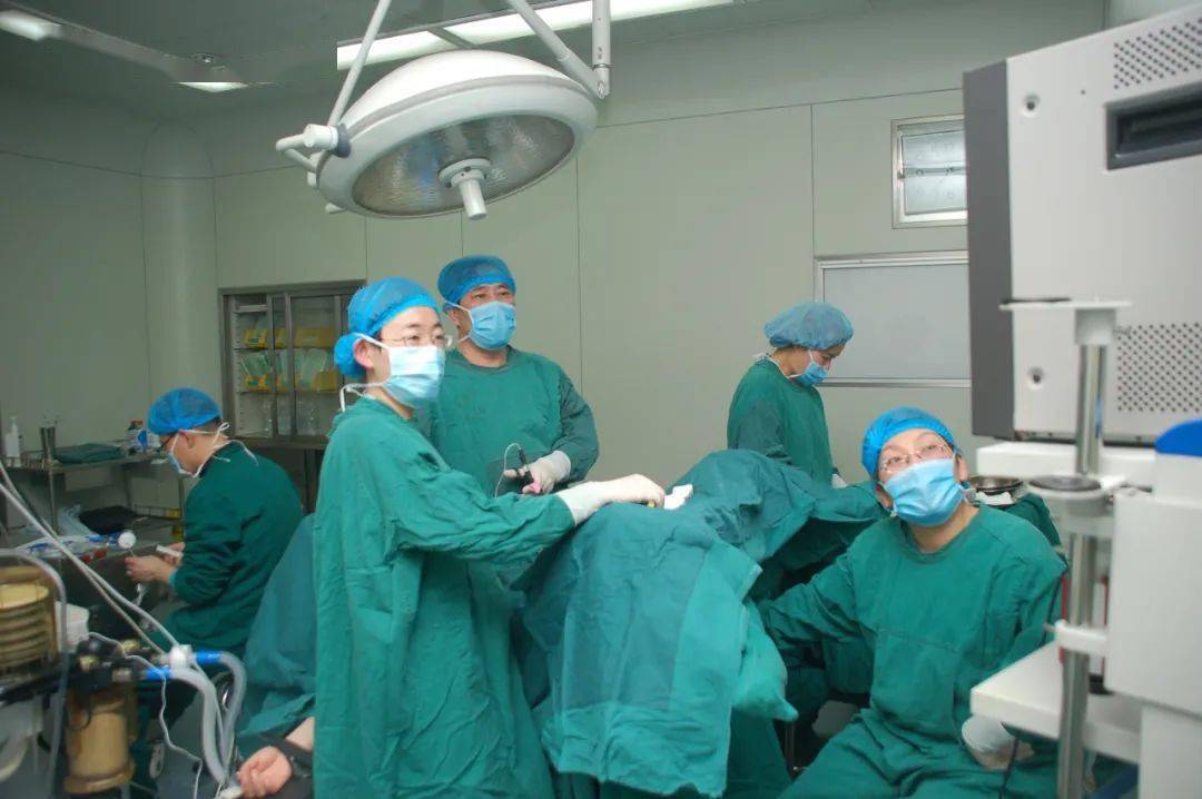 【不留疤痕】花季少女卵巢囊肿肚大如孕,单孔腹腔镜还她a4腰_手术