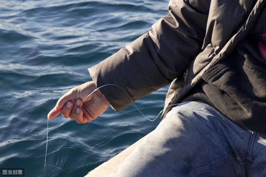 夏季钓鱼正确的抬竿方法,只要学会,上钩的鱼就别想跑