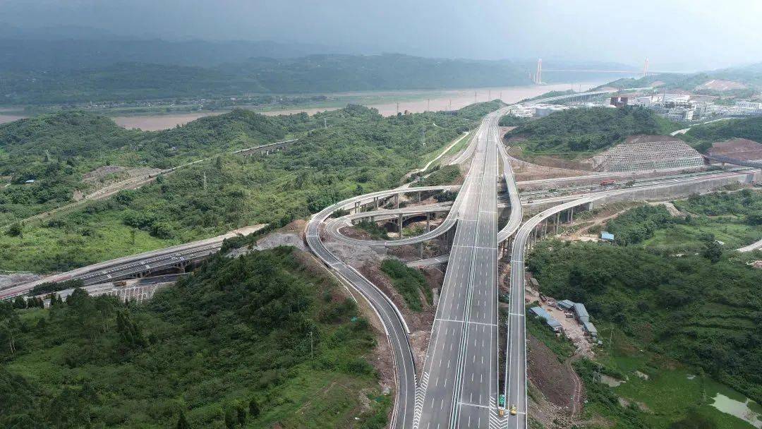 渝长复线高速正式通车了长寿到江北收费站只需30分钟左右