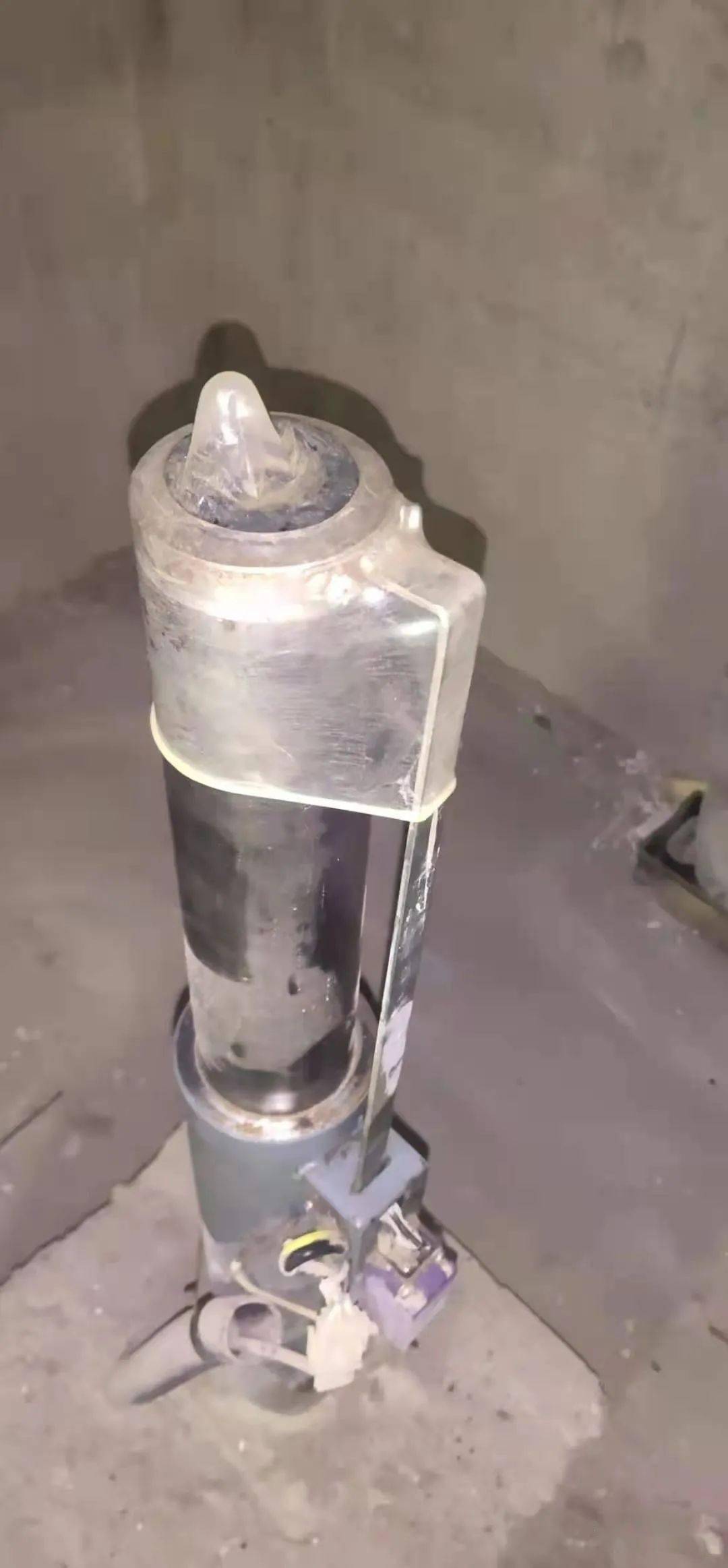 电梯缓冲器生锈!这样做第一次见!_招聘