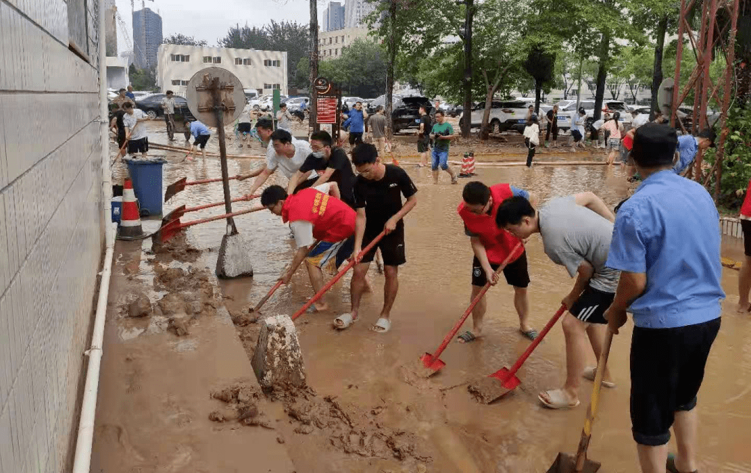 家中郑州财经学院"河小艺"社会实践团为高层缺水住户送水送物提供援